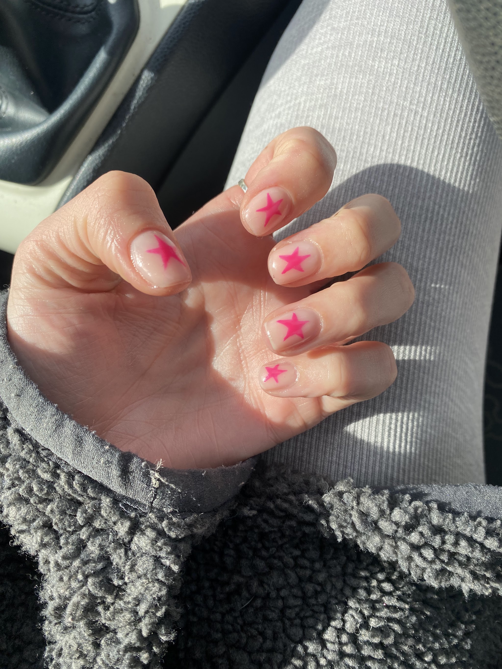 Short pink nails with bright pink stars